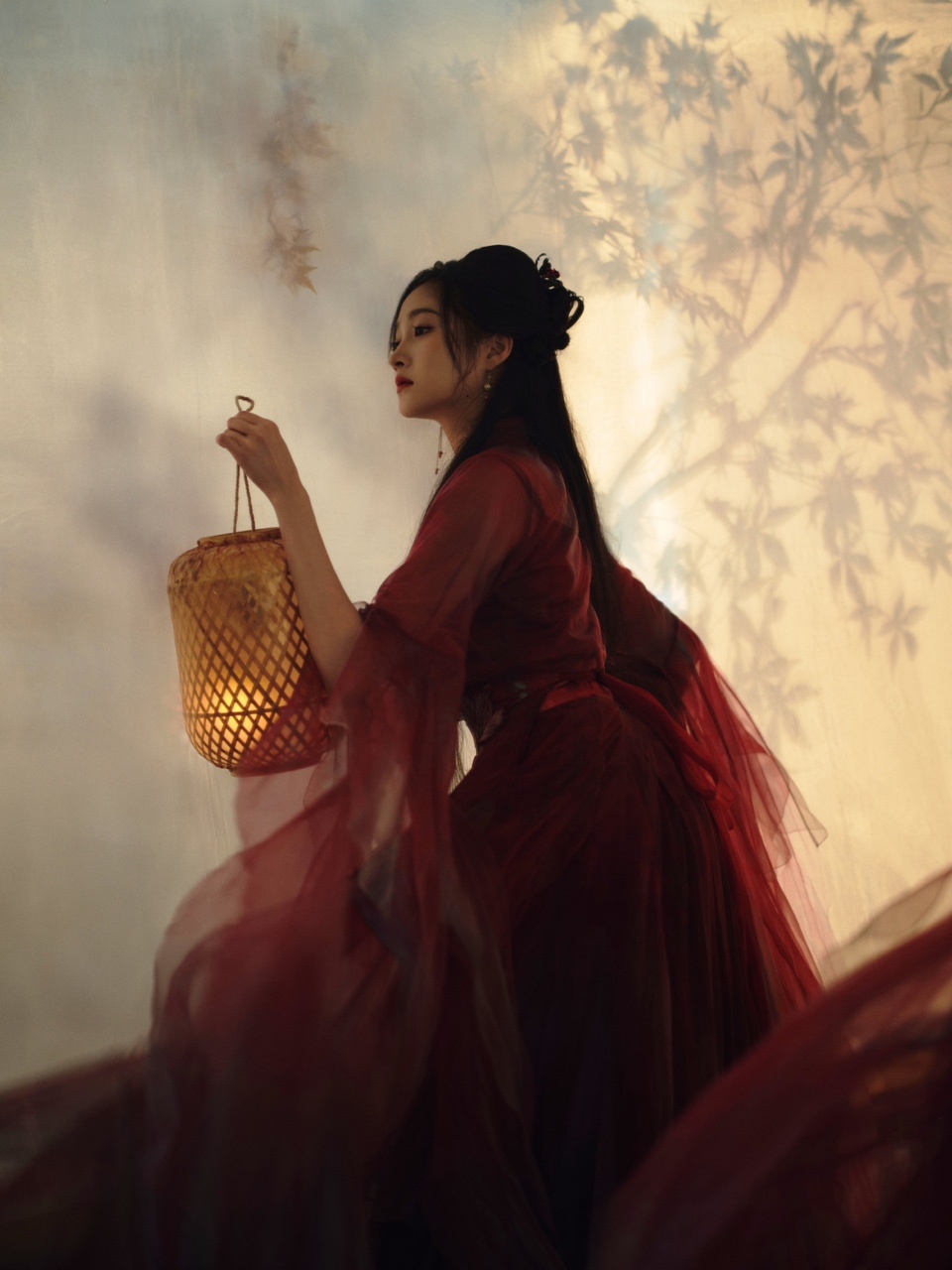 娱乐[超话]关晓彤红衣古风枫叶林里的关晓彤 关晓彤红衣古风，美成这样！ ​​​
