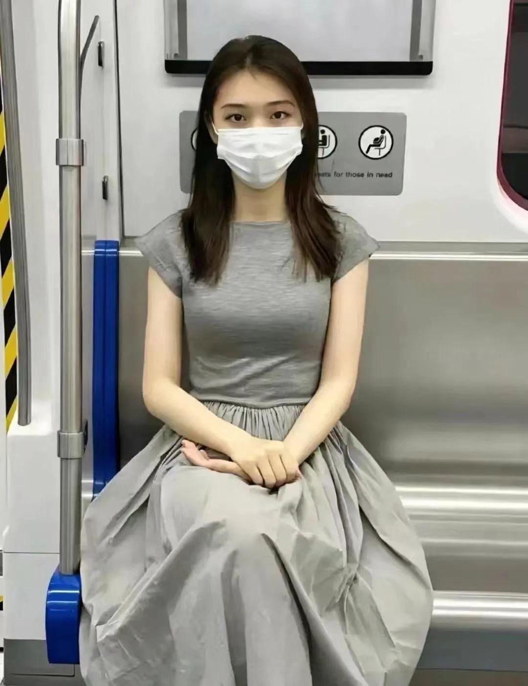 早晨去单位，地铁上人不多，对面这位端坐的女孩，让人眼睛一亮。

一节车厢里就三四