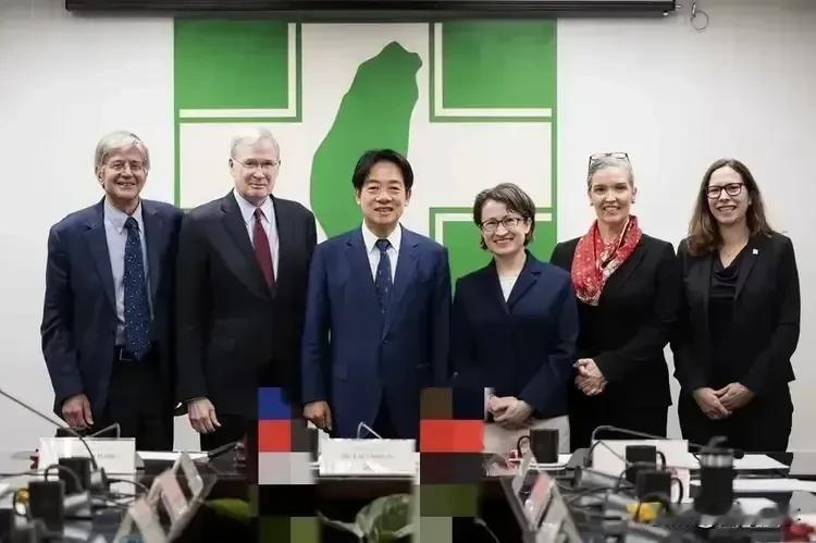 请记住这一帮乌合之众的嘴脸！
    台湾地区选举后，1月15日美国代表团抵达台