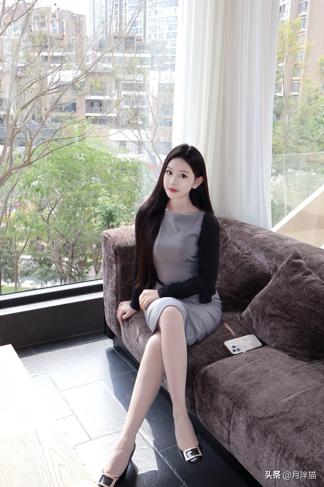 窗边的温柔时光
午后的阳光透过落地窗，在深棕色的沙发上洒下一片暖光。她静静的坐着