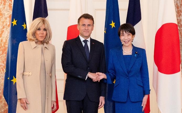 法国总统马克龙和日本首相高市早苗举行首脑会谈，表示不会邀请中国参加G7峰会。
