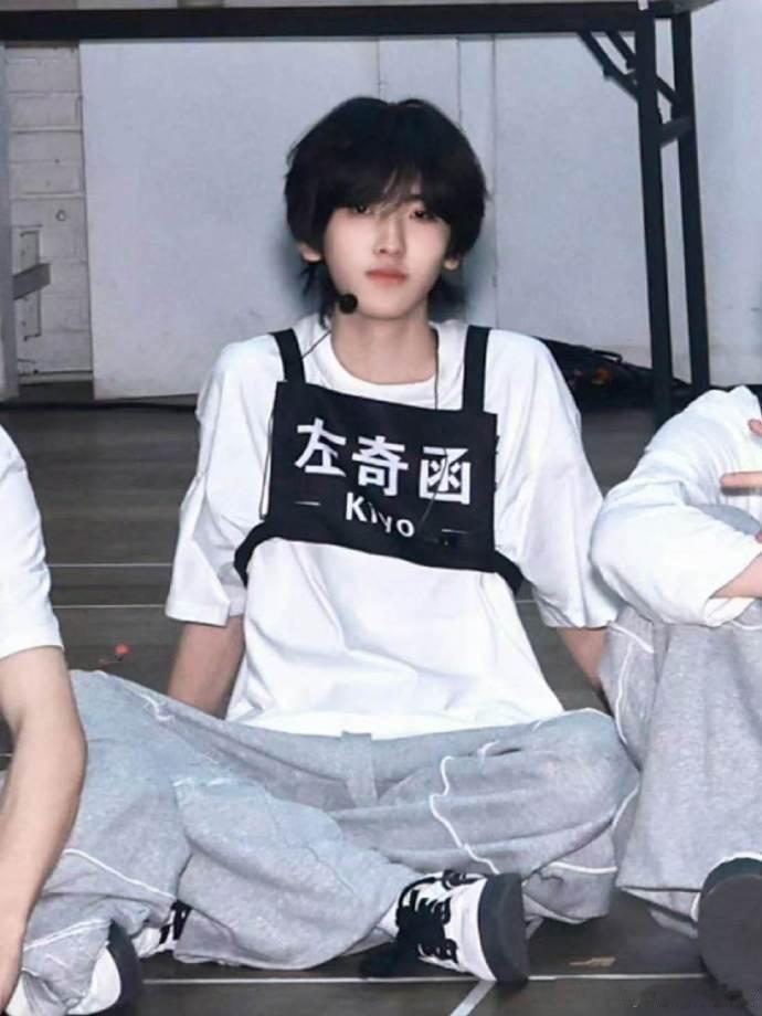 左奇函爱心项链被左奇函这个小配饰狠狠种草，爱心项链简约不花哨，和他的气质完美相融