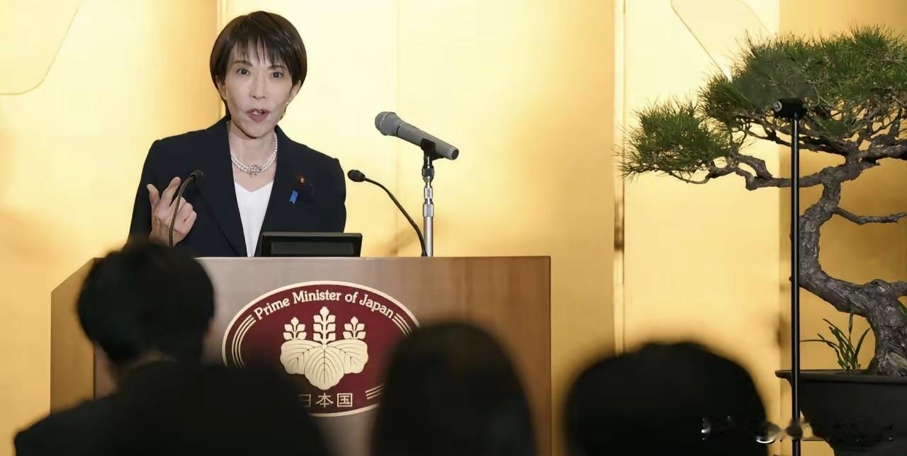 高市早苗：给中国准备了两手

高市早苗赢了，她站在聚光灯下，用两句话勾勒出对华关