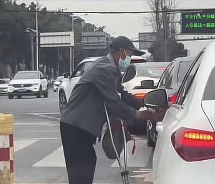 在双凤桥的一个路口，每天都能看到一位拄着拐杖的大叔徘徊于此。而他也并非在乞讨，而