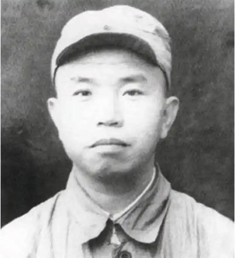 红四方面军参谋长倪志亮，治军极为严格。他定下规矩，战斗时严禁抽烟，一旦发现，违纪
