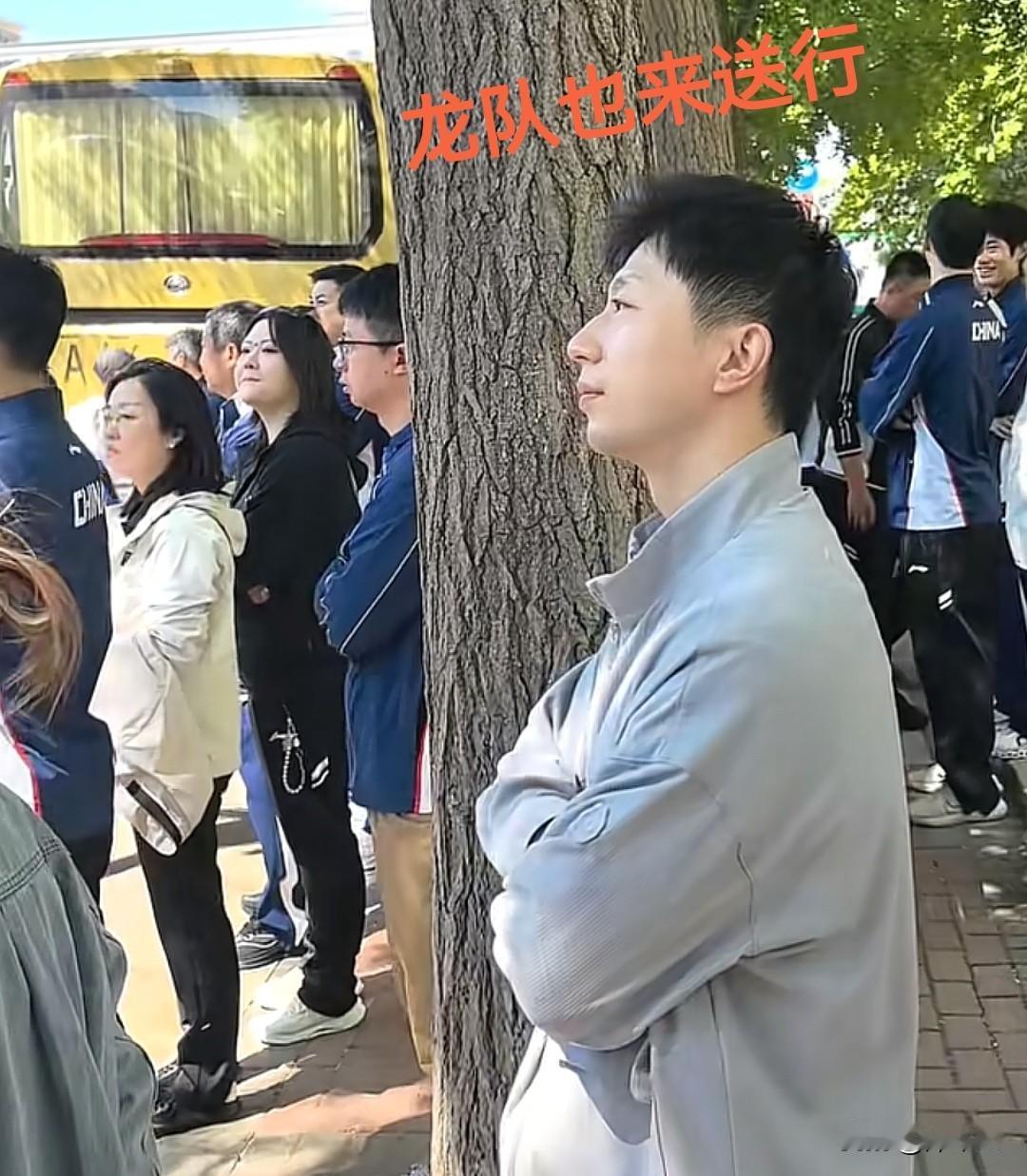 伦敦世乒赛开赛在即，咱们的国乒大部队都已经准备启程去伦敦的，现场很多人都来给国乒