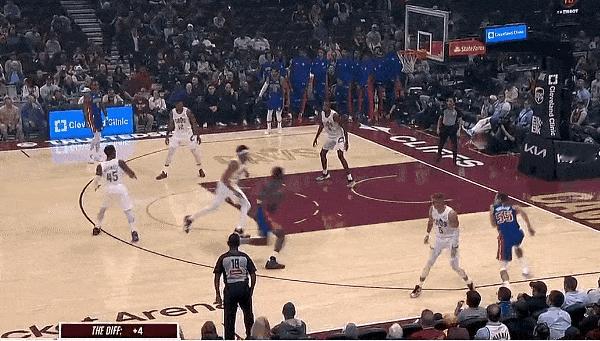 此路不通！奥萨尔欲隔扣遭阿伦封盖！
在今天NBA季前赛活塞对阵骑士的第一节比赛中