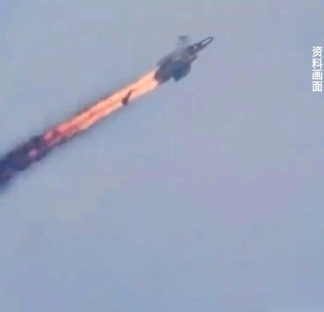 “三架美军战机被击落！” 这句话像块石头砸进中东夜空，瞬间炸开了锅。
消息直接来