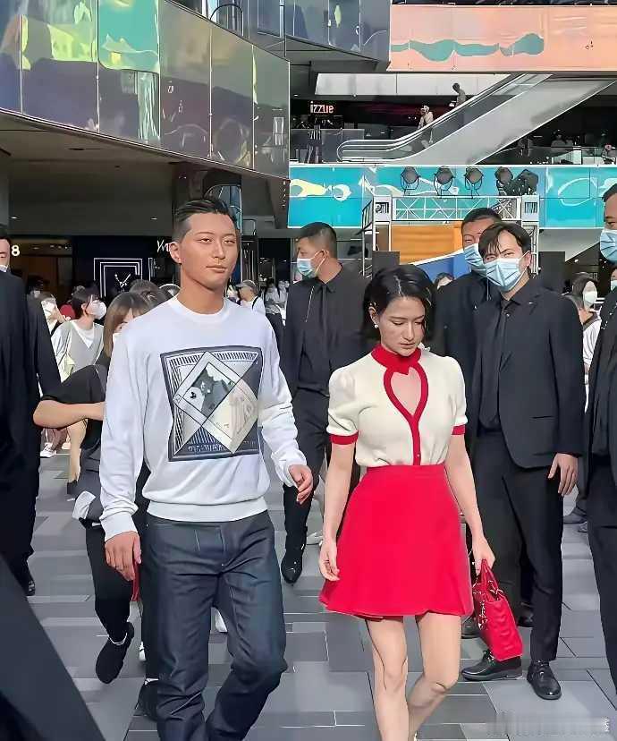 总觉得，何超莲总是一副闷闷不乐的样子脸上总是挂着很牵强的笑，从来没见到过她舒展，
