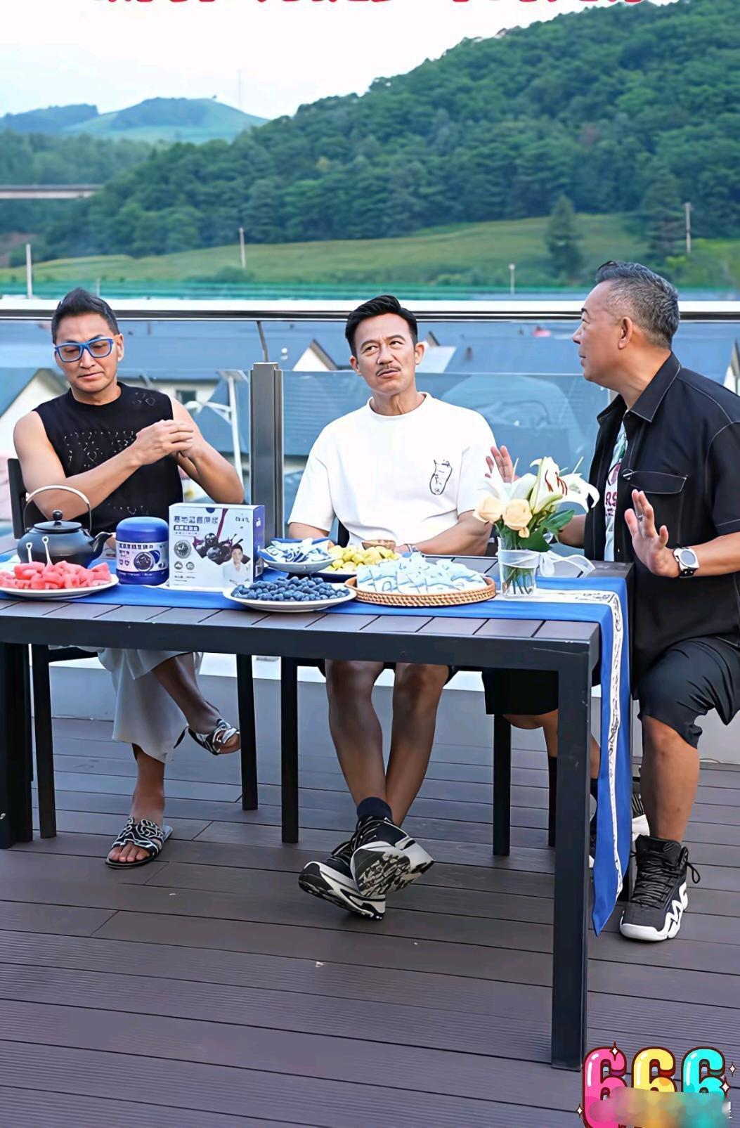 能够认齐这三位香港巨星的，应该都五十多岁的人了。他们基本代表了香港电影的黄金时期