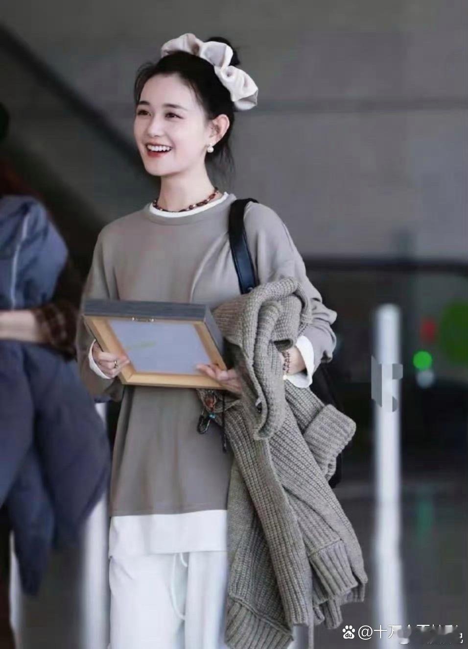 蒋依依丸子头机场路透，慵懒松弛装青春感爆棚，看得人眼花缭乱 ​​​