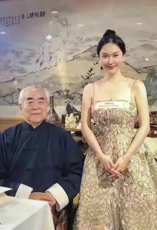 去年的新闻：86岁书法家范曾宣布再婚，新婚妻子36岁。 今年的新闻：网...