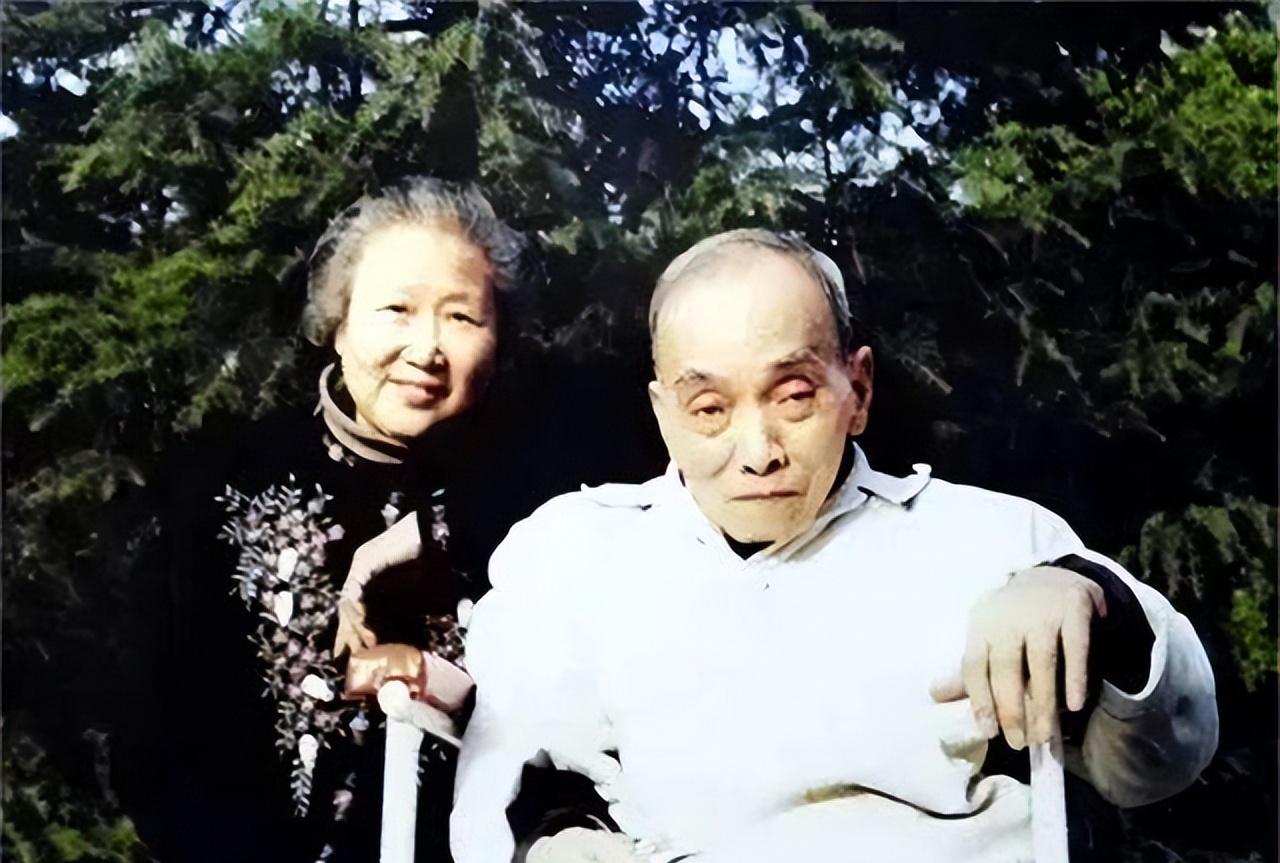 1949年3月，范纪曼被捕，狱中他拒不承认自己的身份。

肋骨断了三根，血沫堵着