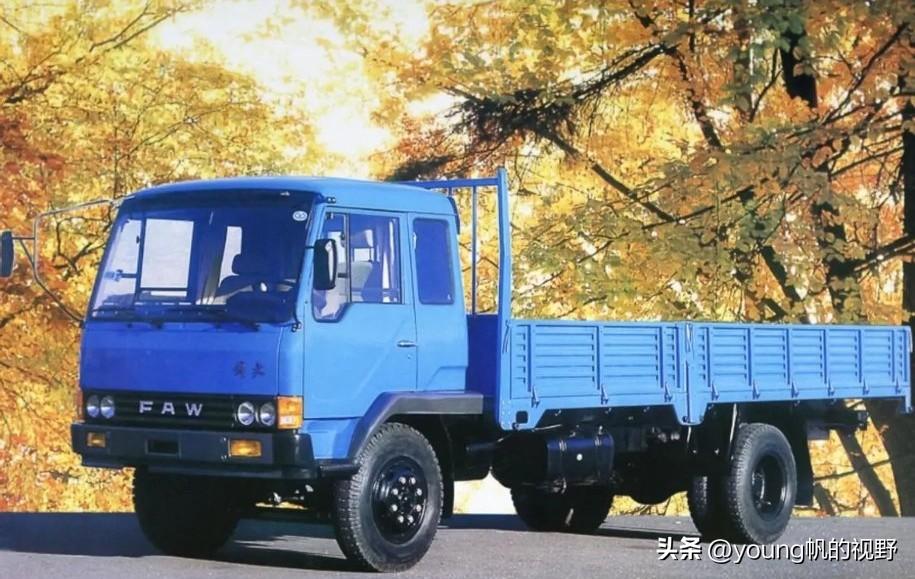 经典卡车之第三代解放卡车。这款平头卡车是不是觉得很熟悉呢？这款卡车是1995年左