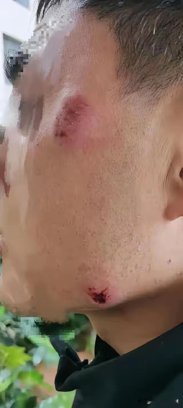 湖北武汉，某小区一男一女两名业主，去社区办公室咨询业委会的事，期间没人搭理他们。