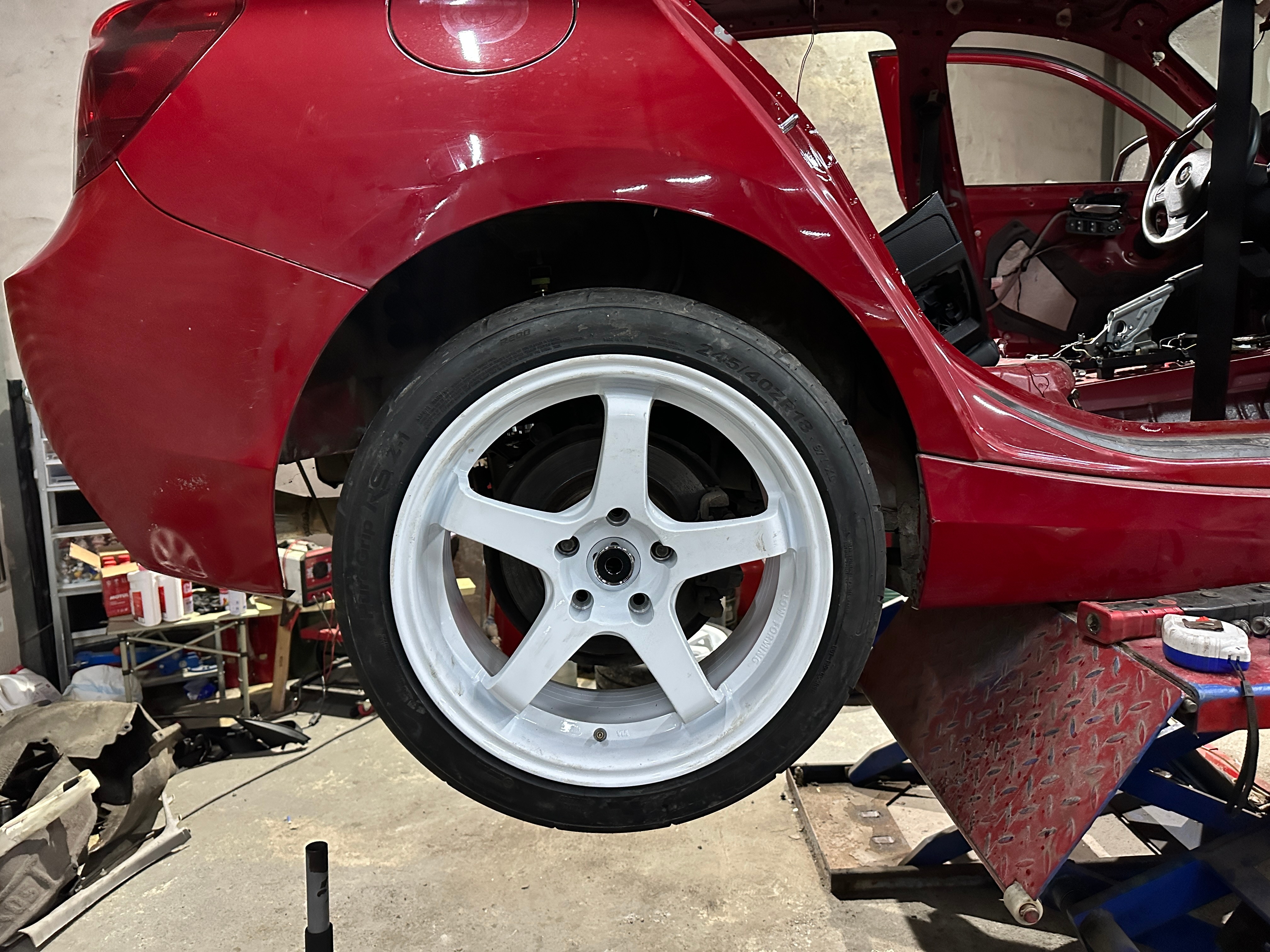 F20的后轮容纳量也不咋地。跟思域差不多。245就有点要蹭。看来这台车也要做宽体