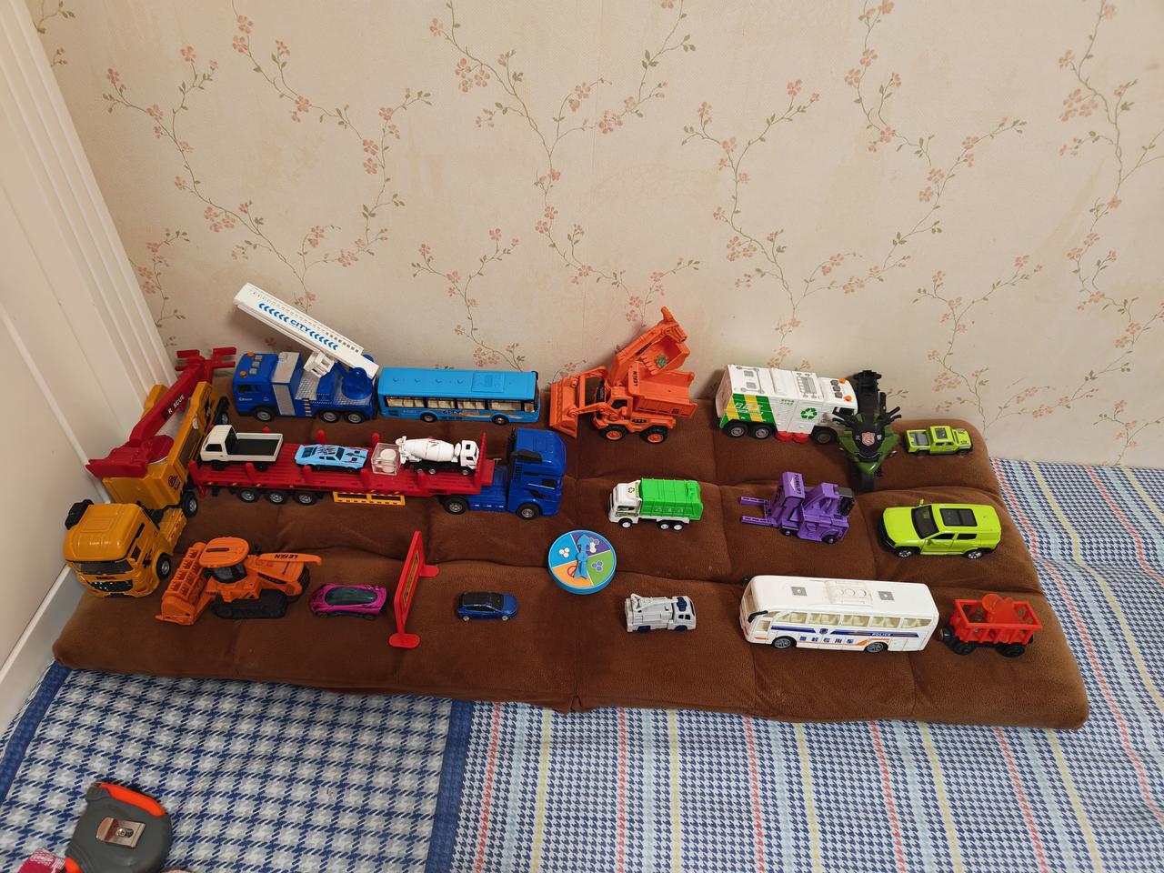 孩子摆的停车场，来找爸爸炫耀了，看着整洁干净，挺不错的。