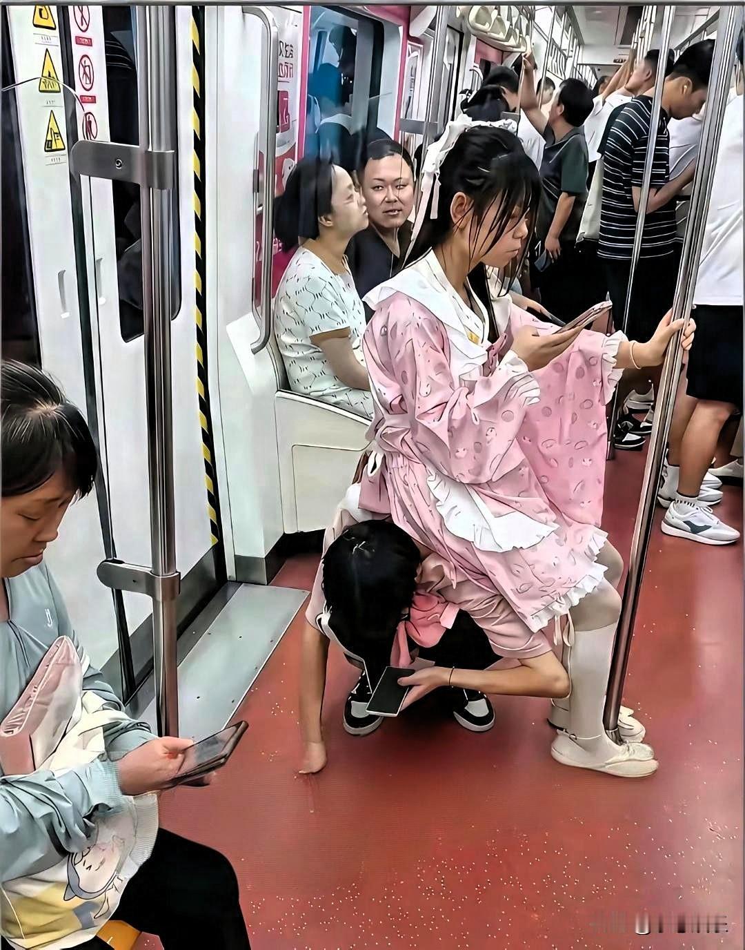 小伙子找这样的姑娘你是咋想的，公共场合让姑娘坐在你背上玩手机，你父母要是看到了会