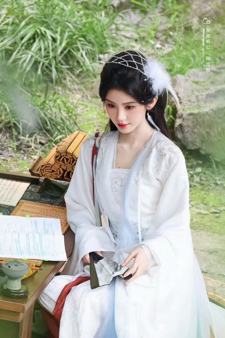 jjy鞠婧祎露芜衣jjy鞠婧祎苏绿夏泛黄的不再是书页 是记忆