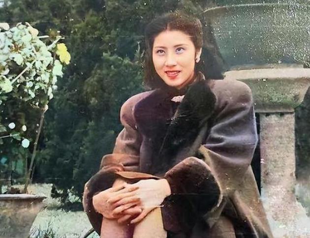 ，湖南世族大户人家的千金，1945年17 岁嫁给张灵甫，两年后1947 年张灵甫