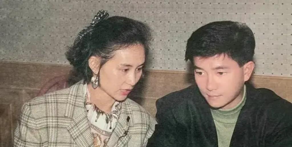 1.  痛点分析：核心痛点在于“遗忘”。
公众对陈百强的记忆停留在模糊的金曲和“