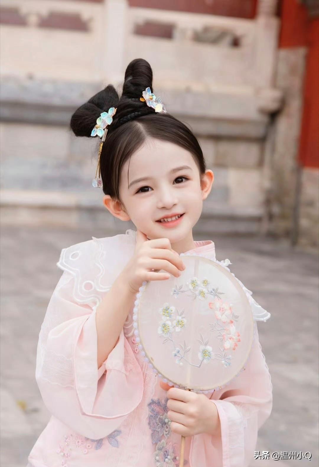 这是樊少皇和贾晓晨的大女儿兜兜，综合了父母的优良基因，长得实在是漂亮了，精致得像