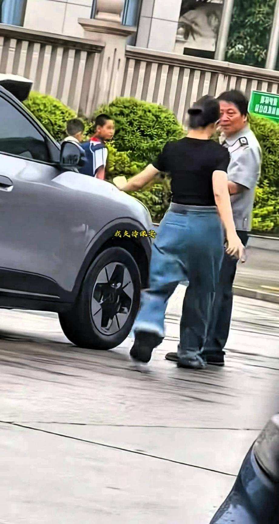 “来而不往，非礼也”，黑衣女子试探性的一脚，给了保安大叔一份“薄礼”
 
面对这