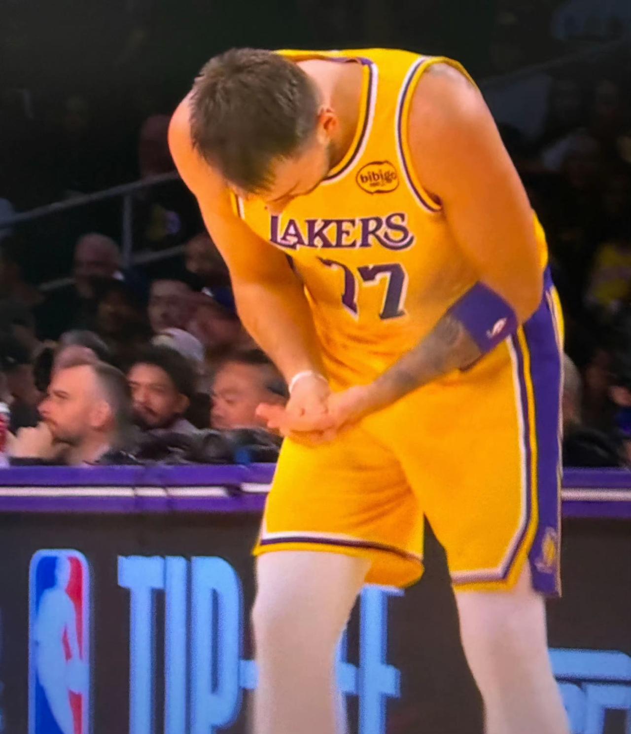 东契奇可谓洛杉矶独行侠！首节湖人36分他得了23分，没有人能够给他提供太多帮助，