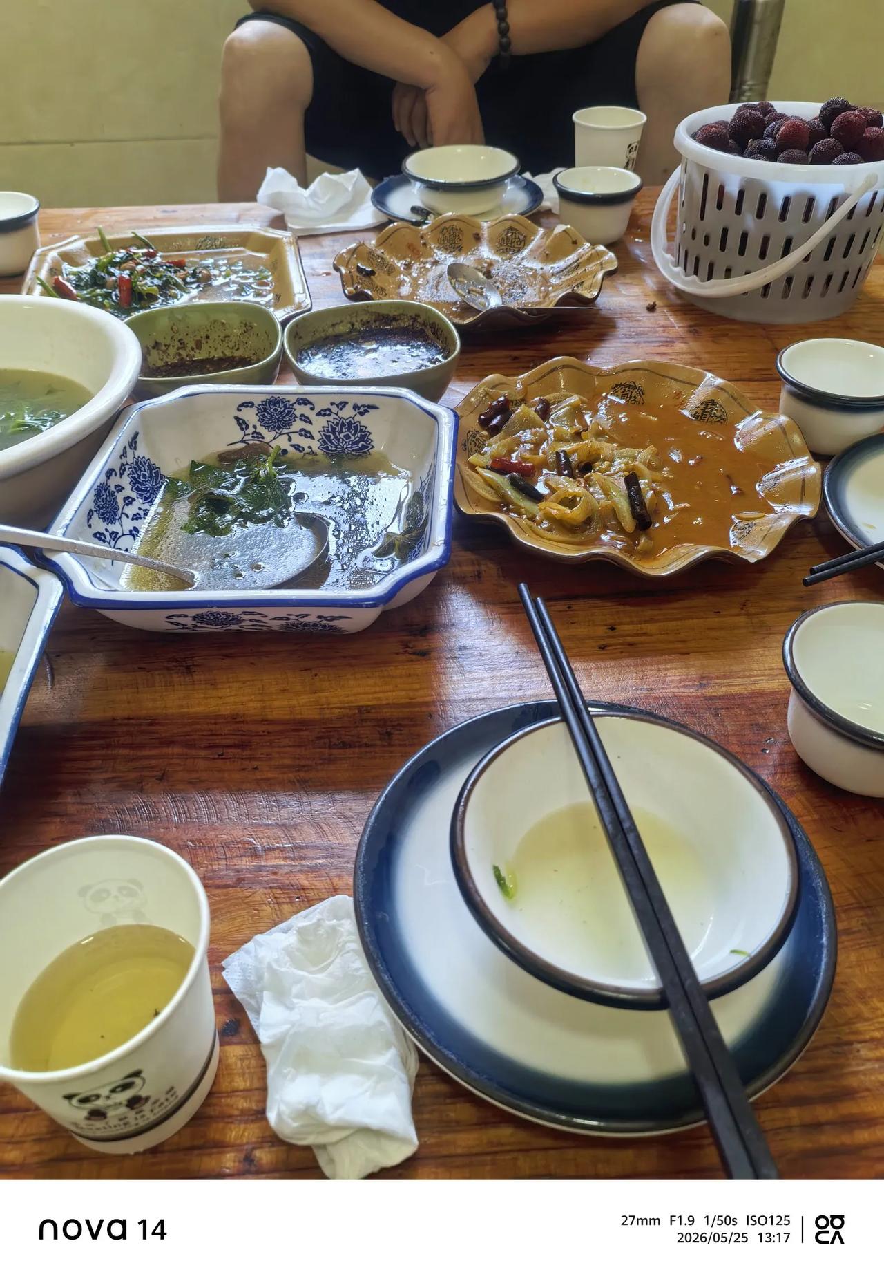 周一来富民赤鹫镇走了一趟，吃点农家野菜，山上摘点杨梅，边吃边摘，就是太阳太辣了，