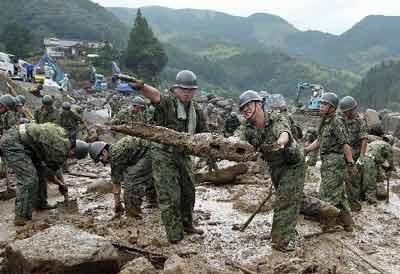 7月22日，日本九州、四国被强线状降雨带笼罩，气象厅直接发布五级暴雨、泥石流最高