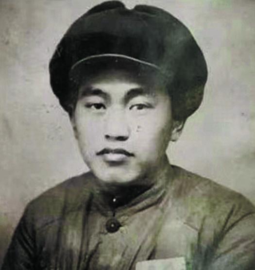 1953年朝鲜战场上，一位美国狙击手击中了一名志愿军战士，使其摇晃着栽进壕沟，大