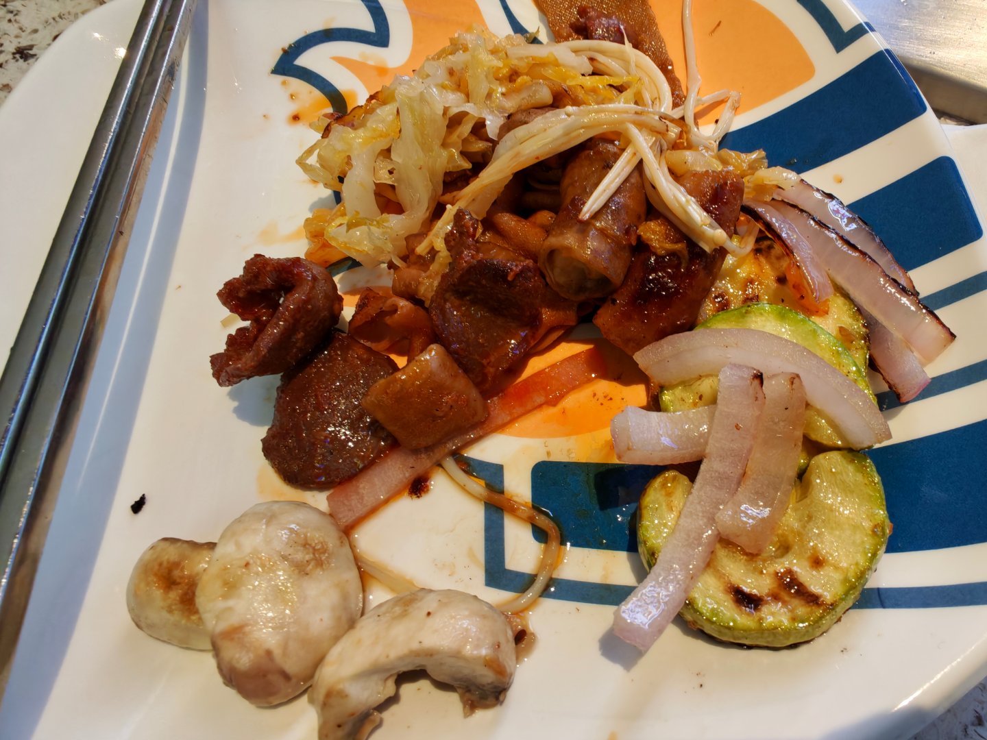 在烤肉店吃菜，再也没有年轻时的胃口了，人过40真不行了。 