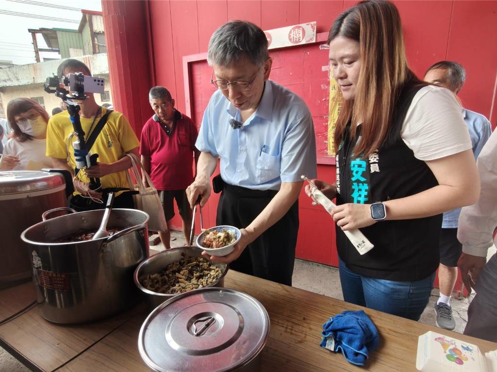 柯文哲被喷辣椒水，今天的行程满档，大口吃肉。呼吁社会和谐、政党和解、两岸和平，希