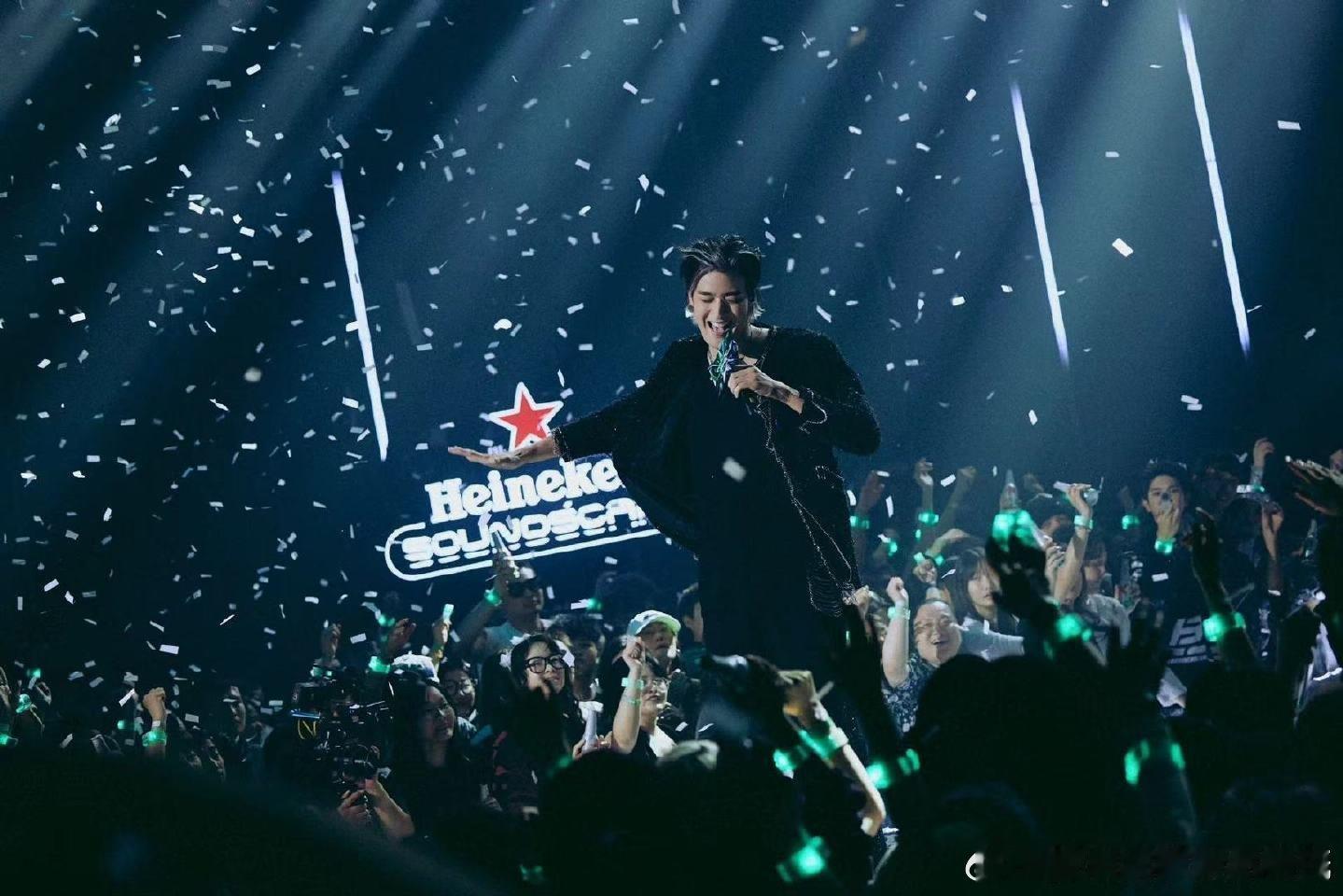 #李铢衔ALLBLACK造型# 舞台上的李铢衔真的很不一样啊！黑装上身，仿佛整个