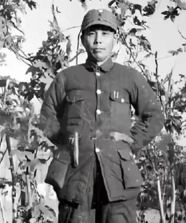 1955年8月，原26军军长余程万，在香港家中遭3名匪徒打劫，双方展开枪战，最后