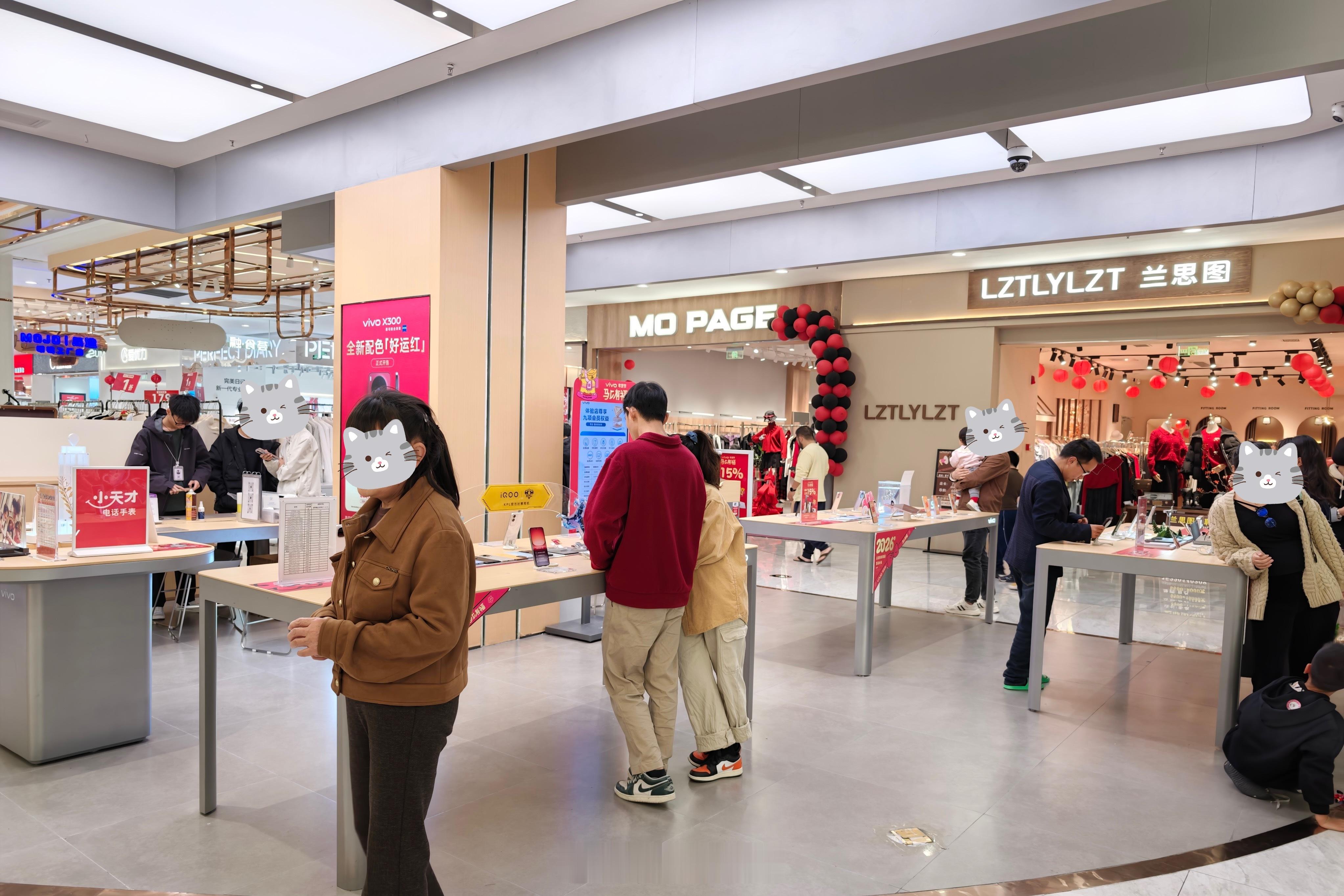 大年初二的手机店们各家人流量还可以～ 