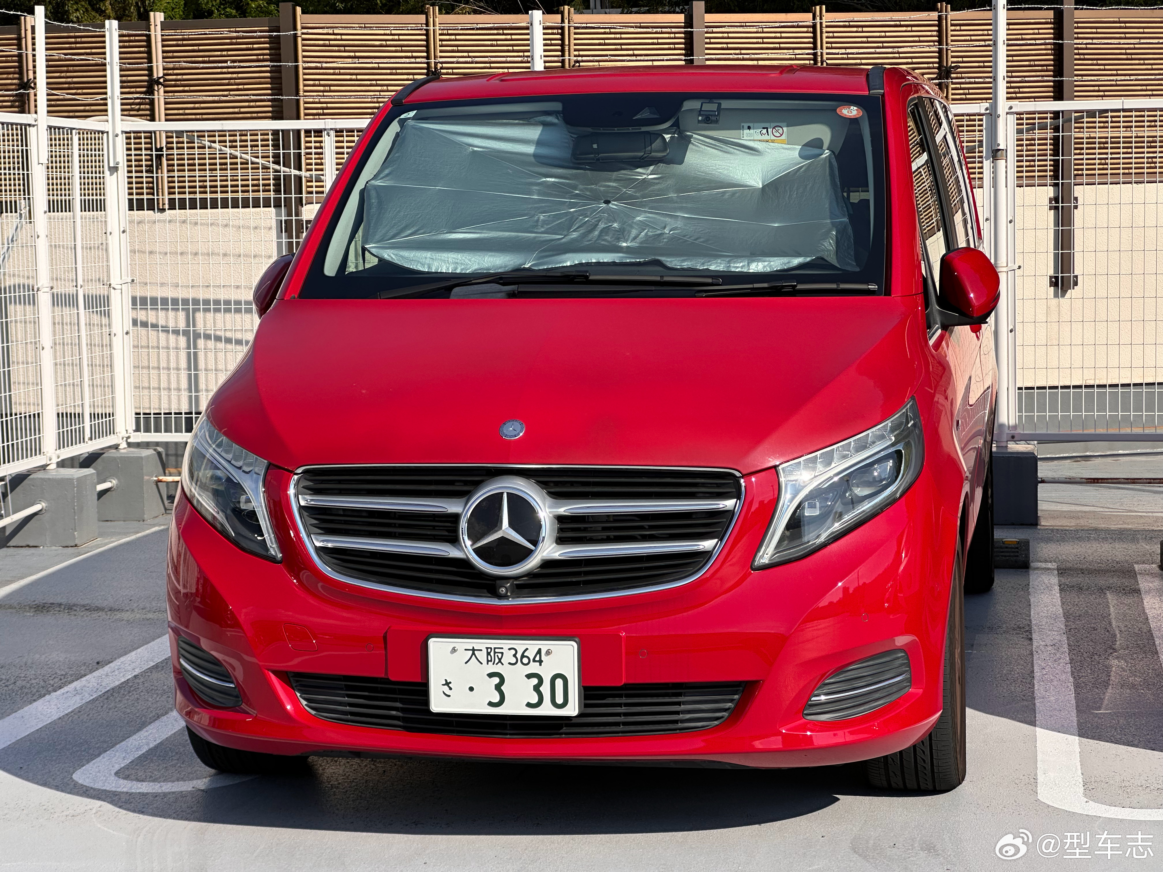 MPV[超话] 偶遇奔驰 V 级（W447），这大红色也太喜庆了吧[哈哈] 特地