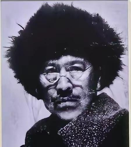 1937年，67岁的大地主戴万龄被日军擒获，为防其逃脱，日军竟用铁丝一头捆住他两