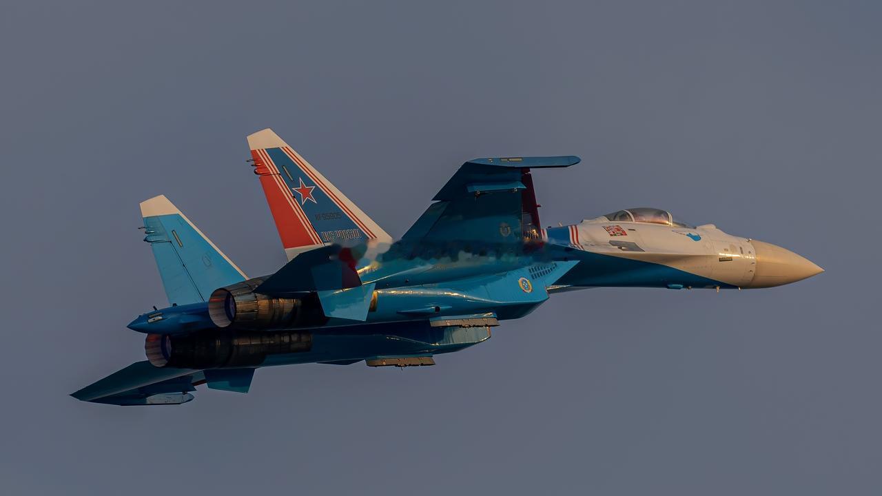 飞天小妞marica 凌空绽放金色箭雨 干扰弹如烈焰之花震撼 在南昌看每天都不一