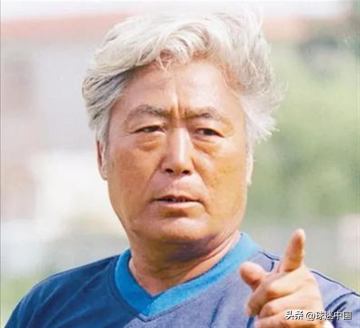 1989年10月12日，国足在沈阳主场力克劲旅伊朗，拿到了狮城六强赛的入场券，国