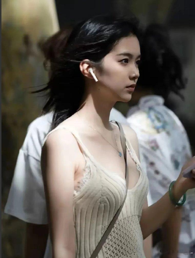 这位美女确实漂亮，比明星还美，真的是百看不厌。 