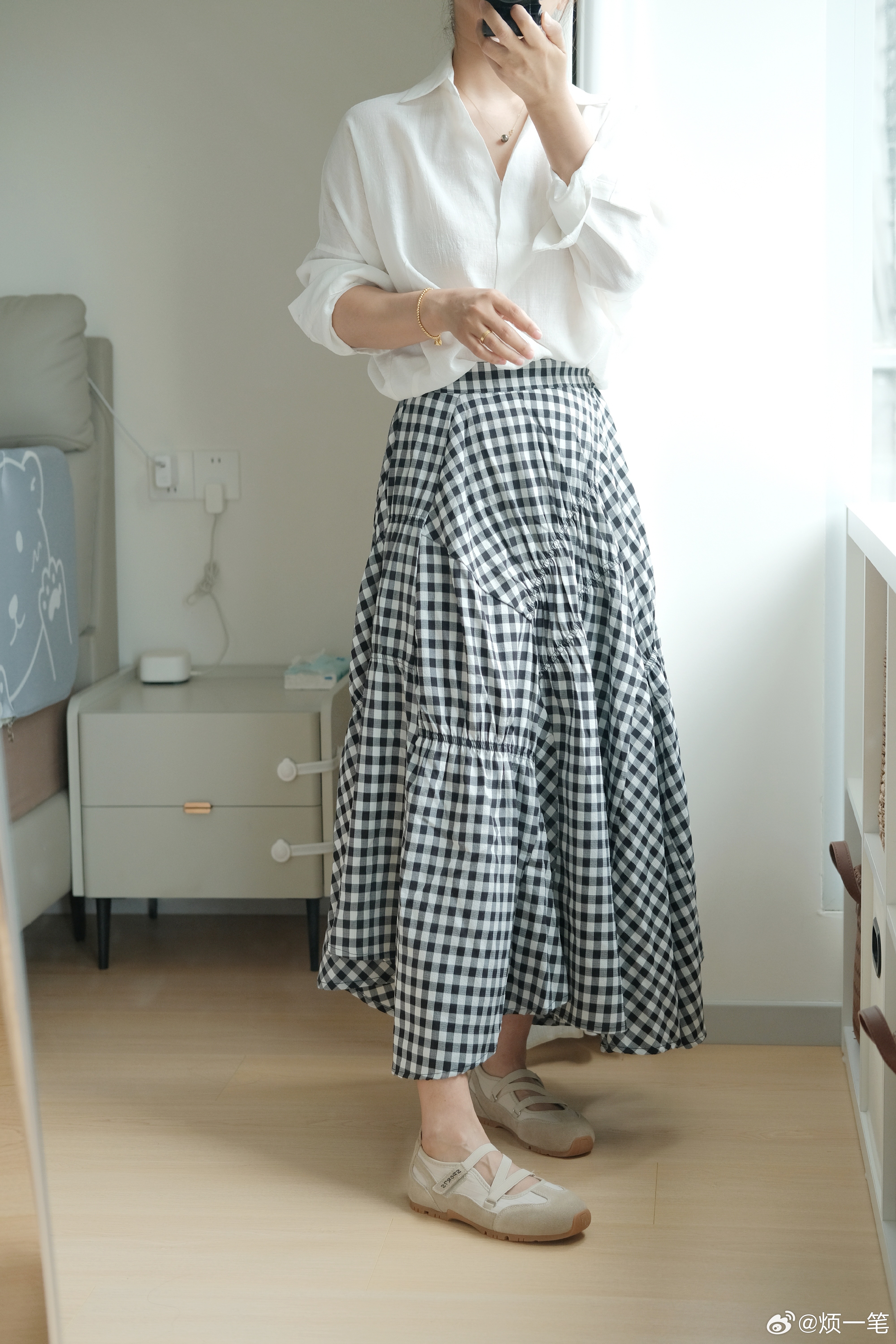 ootd 早早早，临出门想到今天要外勤见客户，临时把拖鞋换成了运动鞋（其实想不起