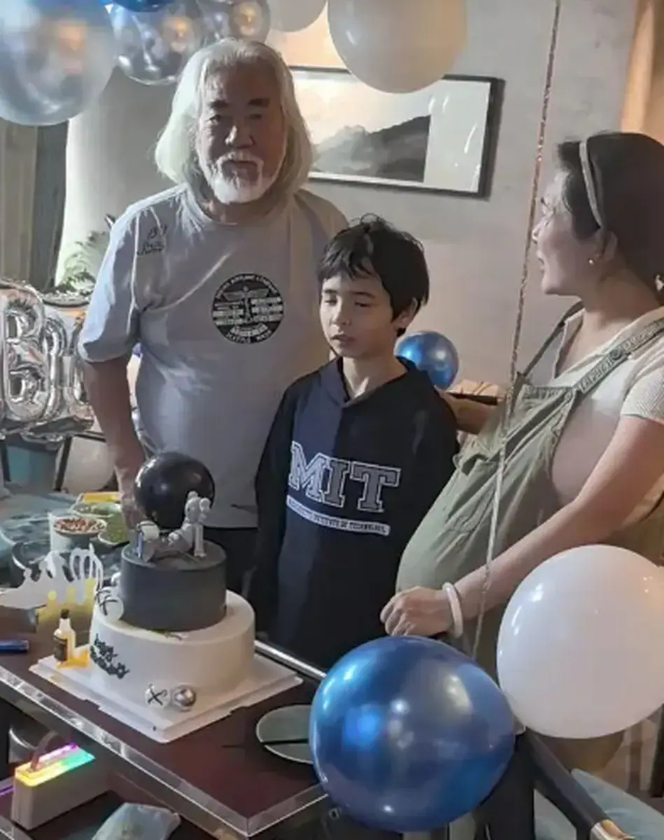 张纪中与妻子为混血儿子庆生 一家三口其乐融融.近日，张纪中与妻子杜星霖为混血儿子