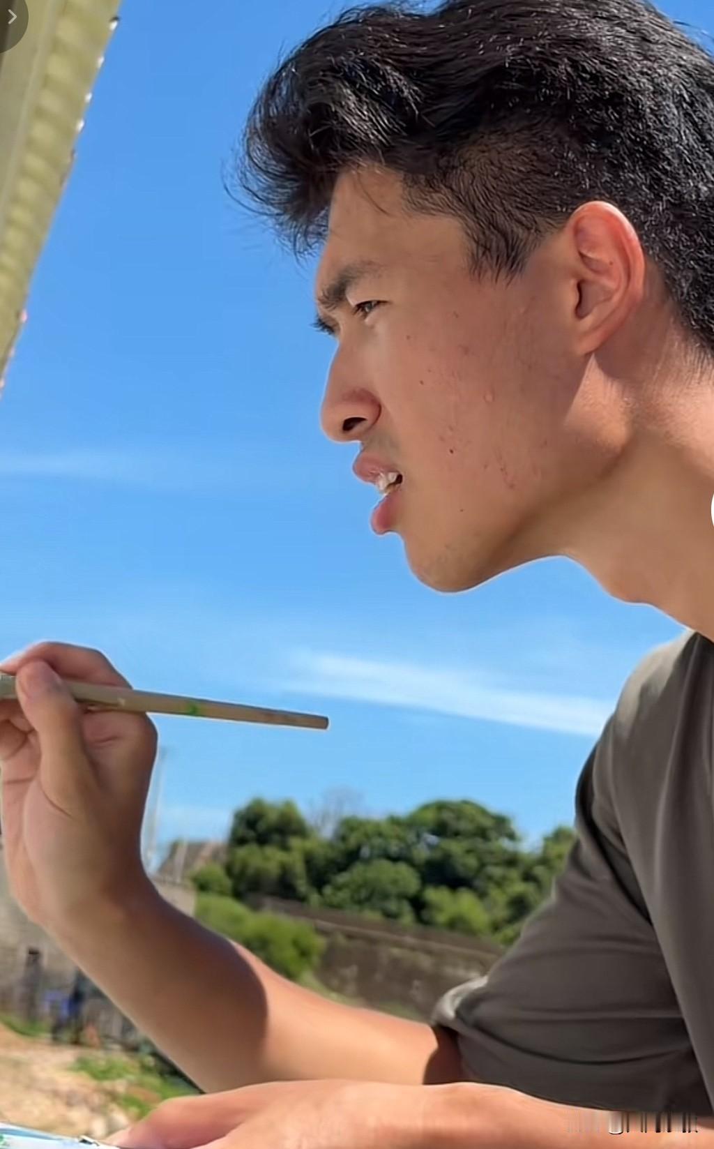海军回到海边陪伴妈妈人气越来越好了，还涨了不少粉丝。

最新视频中，海军继续改造