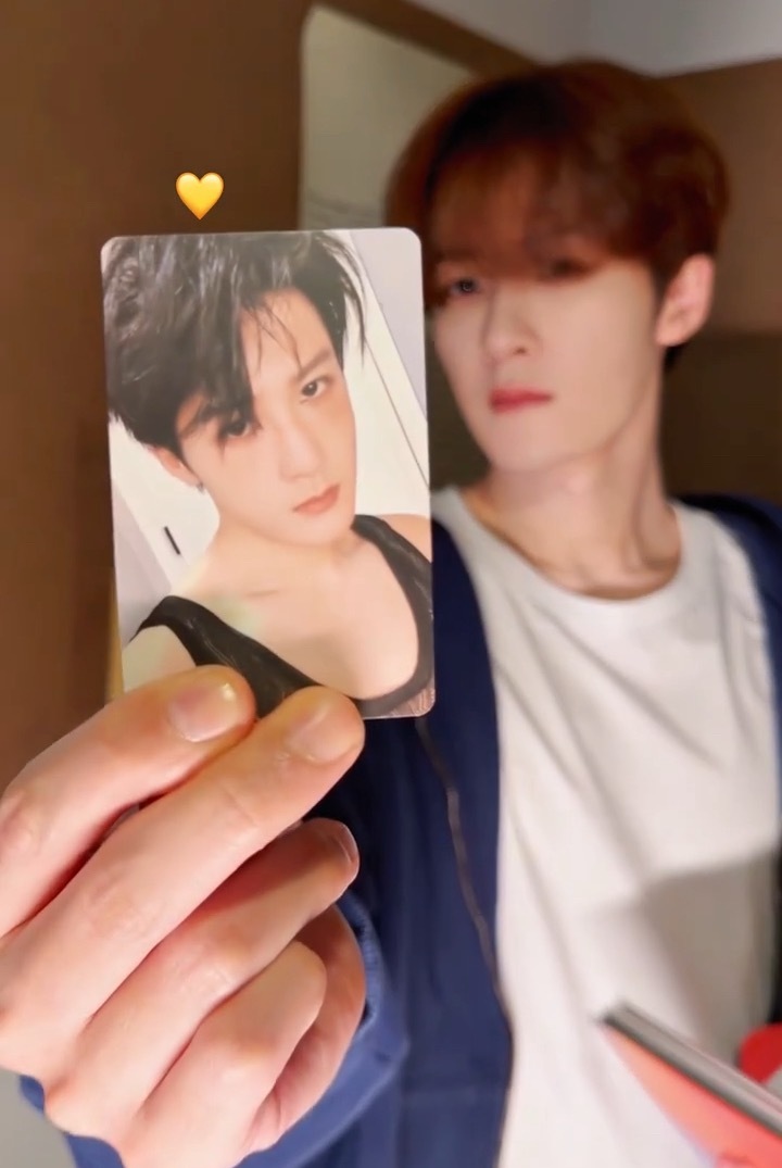 放个黄色爱心啥意思檀健次？ 