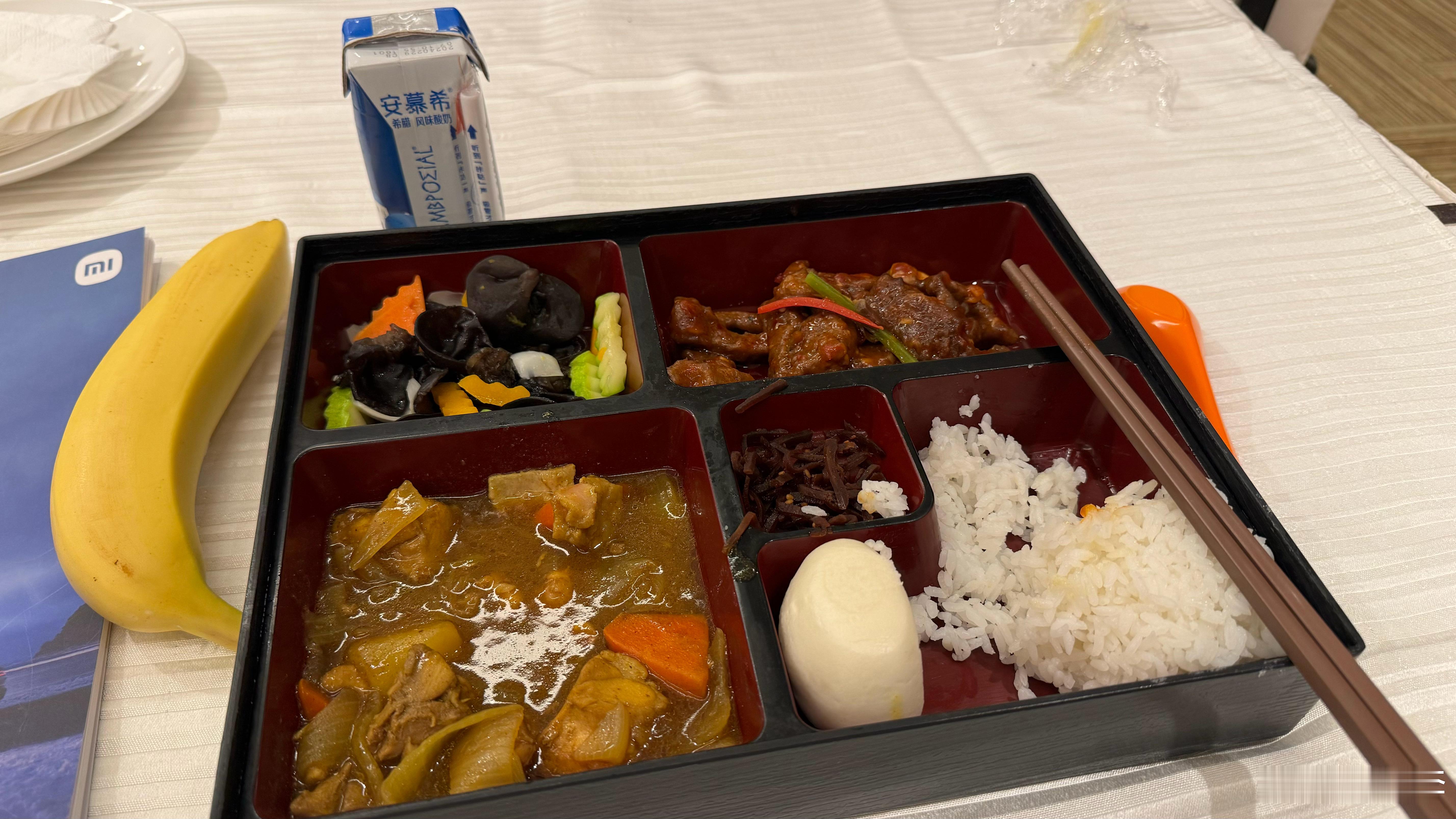 兄弟们，恰到小米的饭了！盒饭！吃一半才想起来给大家看看小米首次试驾活动的午餐[允