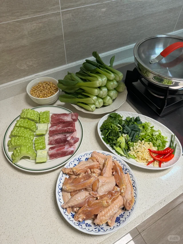 晚餐🍽️江西辣翅🌶️苦瓜排骨汤🫕炒青菜🥬