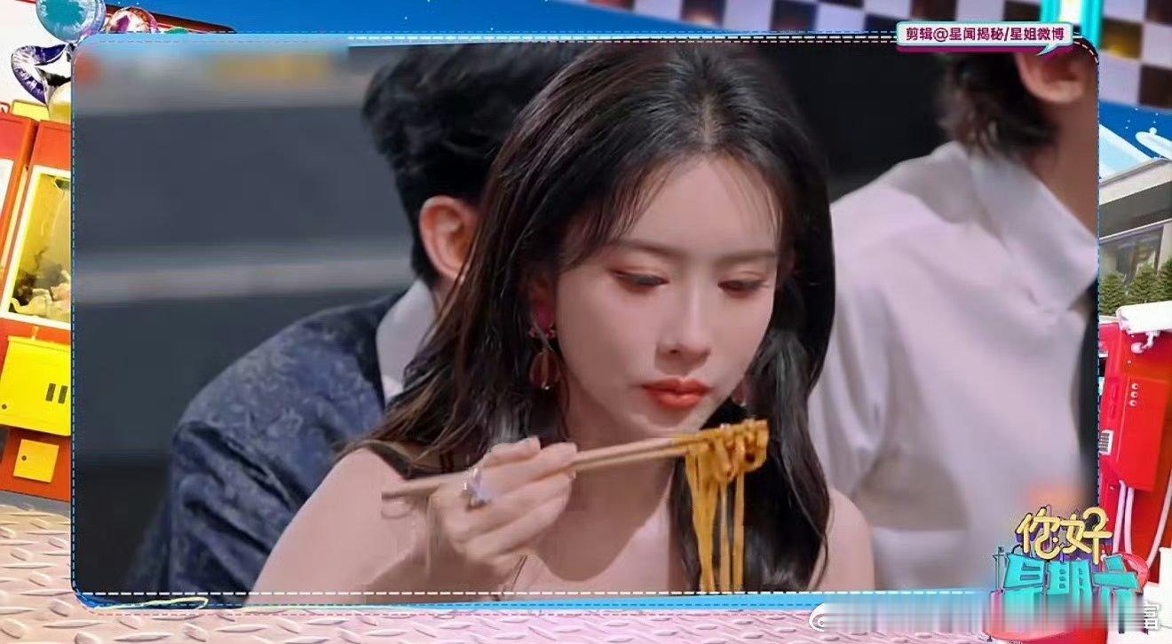 孟子义连吃两碗粉何炅问孟子义跟王鹤棣拍的顺利吗 看孟子义在好六连吃两碗粉，那满足