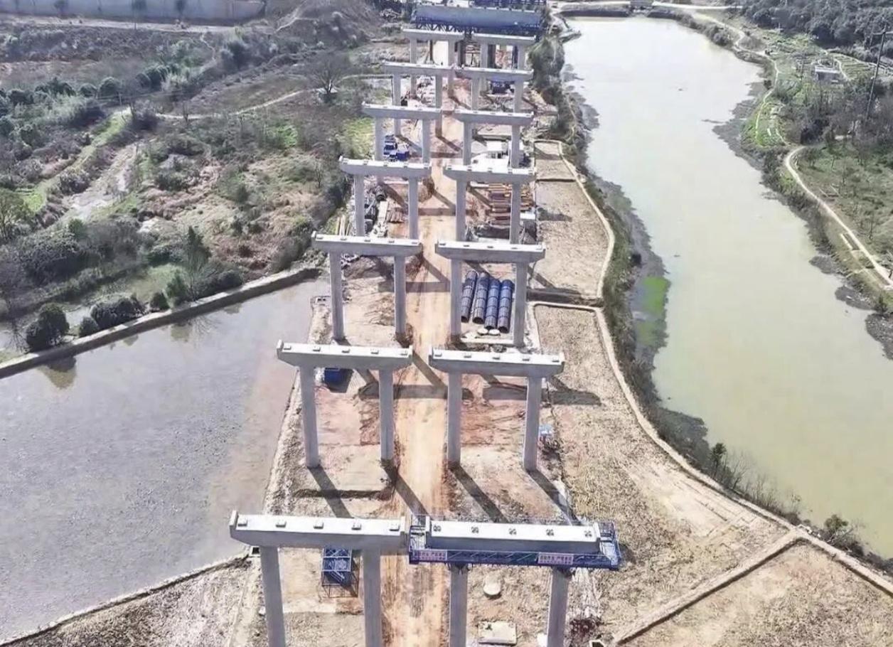 【茶绕高速“春耕”正当时 | 雨天抢工，罐车穿梭里的奋进脉搏】

连日春雨初歇，