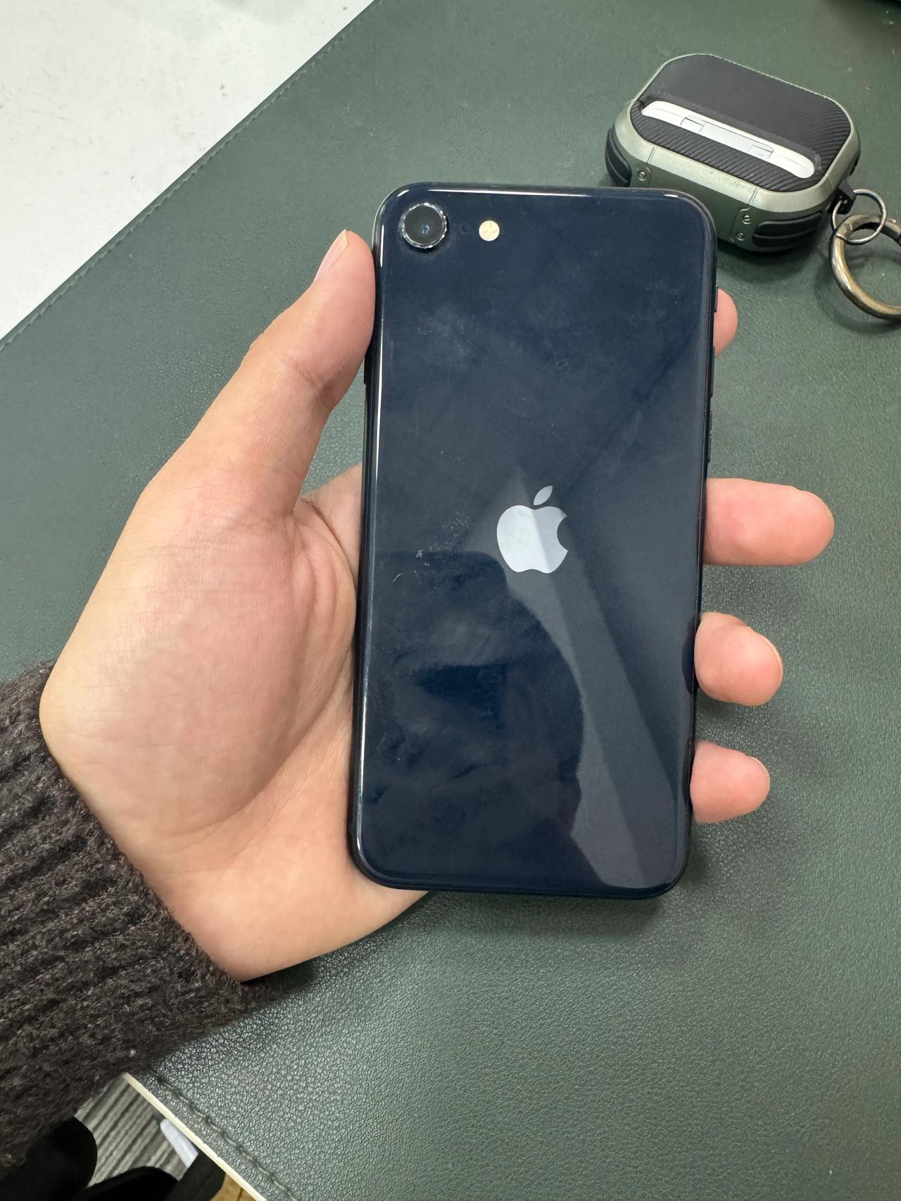 苹果iPhone SE 4使用OLED 屏幕基本板上钉钉，看来iPhone SE